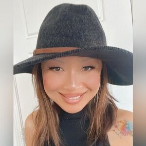 Stylish Black Wide-Brim Hat